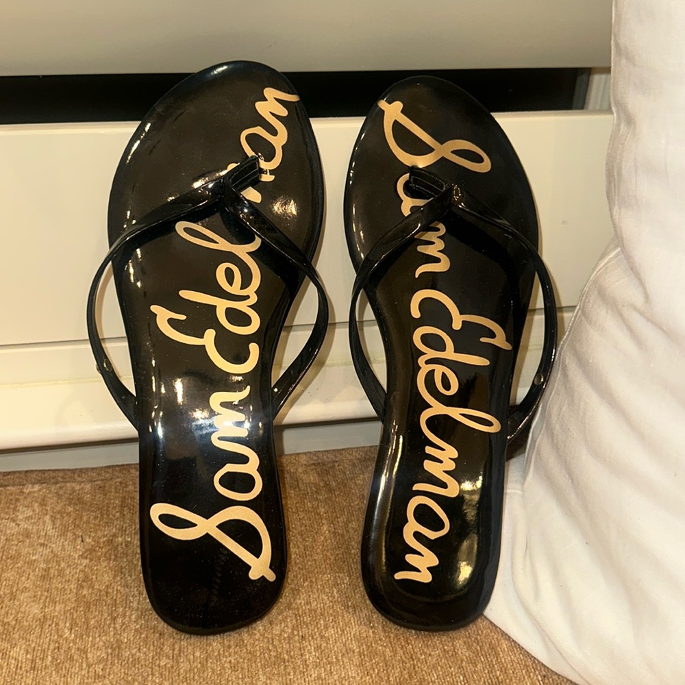 Sam Edelman flip flop black patent w/gold logo writing